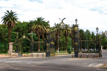 Portones del Parque General San Martín